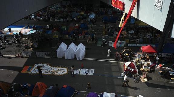 Manifestantes prodemócratas ocupan una calle en el distrito Admiralty de Hong Kong. 