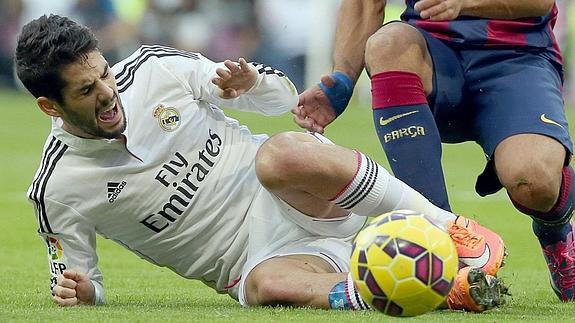 Isco le arrebata un balón a Luis Suárez. 