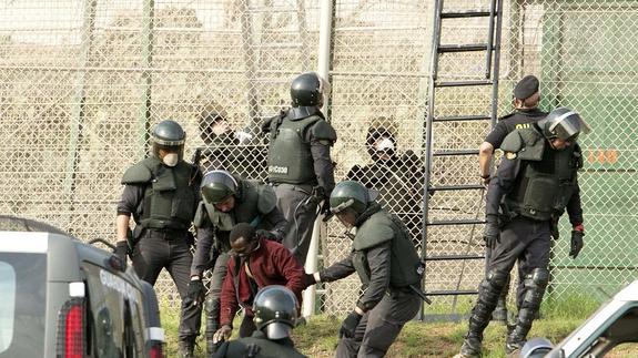 Efectivos de la Guardia Civil desplegados en la valla de Melilla. 