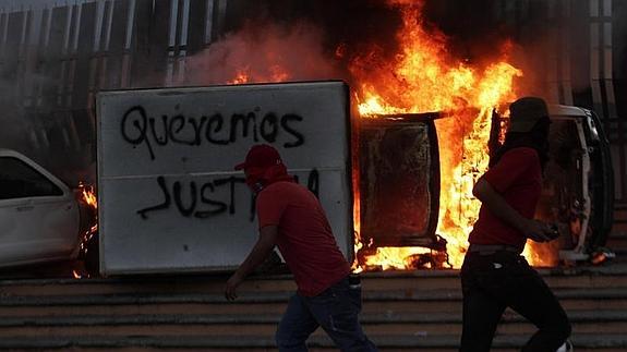 Manifestantes incendian vehículos 