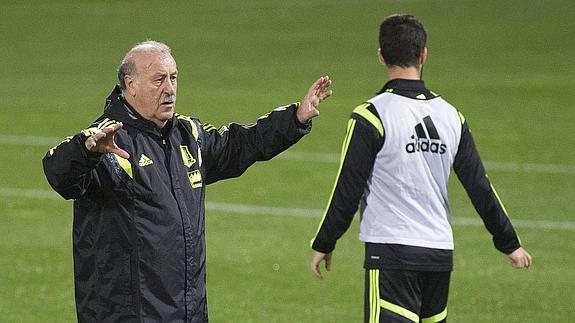 Vicente del Bosque da instrucciones a sus jugadores. 