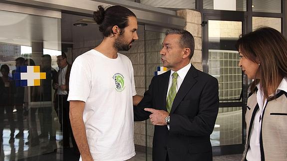 Paulino Rivero conversa con el portavoz de Greenpeace Juande Fernández