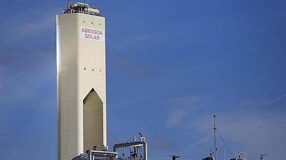 Una torre en la planta solar de Abengoa.