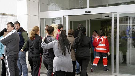 Familiares de las tres niñas llegan al centro médico de Fuensalida.