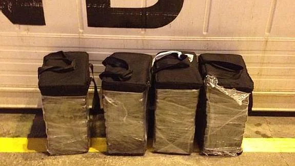 Cuatro paquetes con droga incautados por la Guardia Civil. 