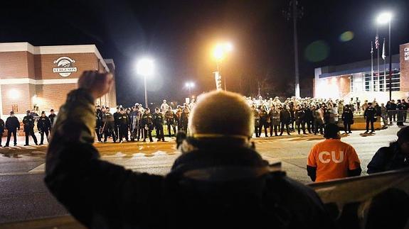 La Policía vigila una manifestación en Ferguson 