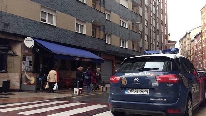 Un coche policial, delante del domicilio donde han aparecido los cuerpos./ 