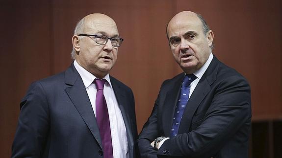 Luis de Guindos, junto al ministro de Finanzas francés, Michel Sapin. 