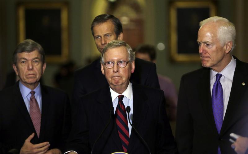 Mitch McConnell y otros senadores republicanos comparecen tras hacerse público el informe. 