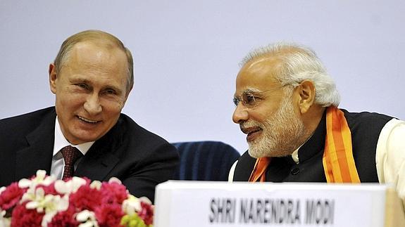 El primer ministro indio, Narendra Modi (d), y el presidente de Rusia, Vladimir Putin.