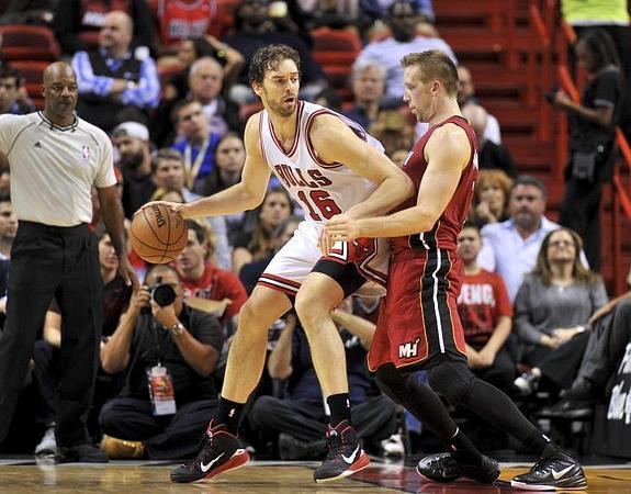 Pau Gasol intenta zafarse de Justin Hamilton.