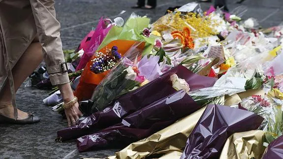 Flores en recuerdo de las víctimas del asalto a una cafetería de Sídney. 