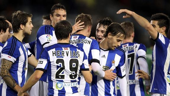 Los fjugadores de la Real celebran un gol.  