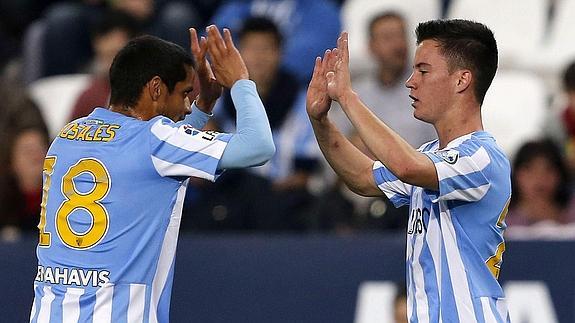 Juanpi (d) celebra su gol con Rosales. 