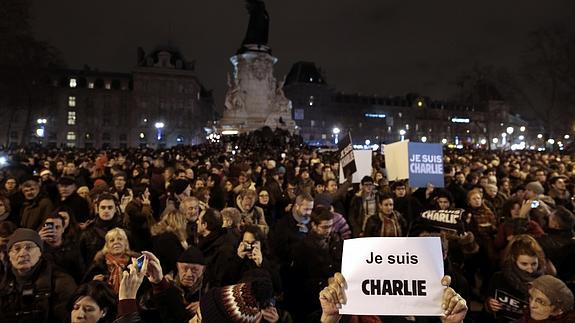 Miles de personas, en la Plaza de la República, en París.