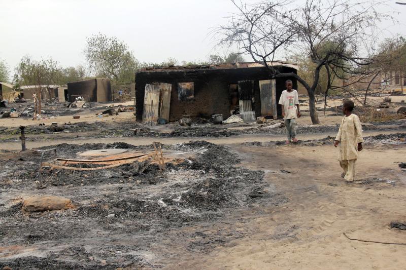 Niños caminando fuera de una casa en la ciudad Baga,zona de intensa actividad del grupo islamista Boko Haram.