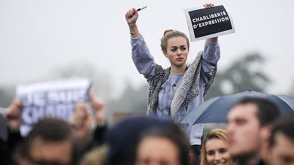 Una joven, participando en una de las manifestaciones.