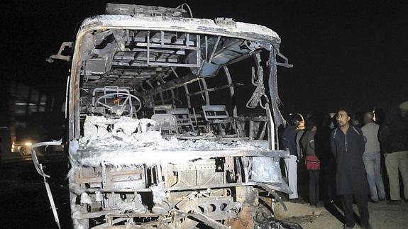 El autobús implicado ha quedado totalmente calcinado. 