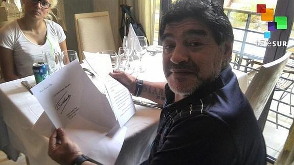 Maradona, mientras lee una carta enviada por el exmandatario cubano Fidel Castro. 