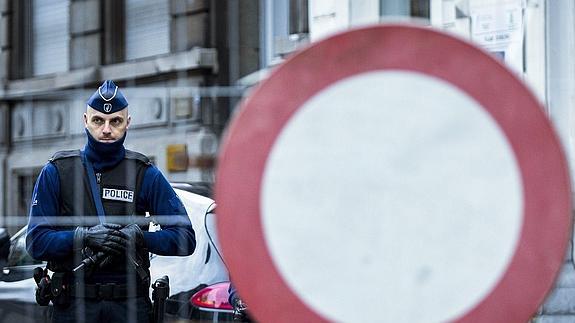 Un agente desplegado en una calle de la localidad belga de Verviers. 