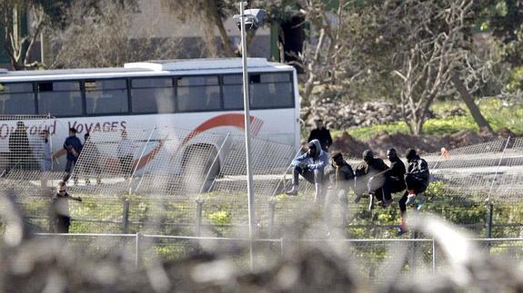 Inmigrantes en la valla de Melilla.