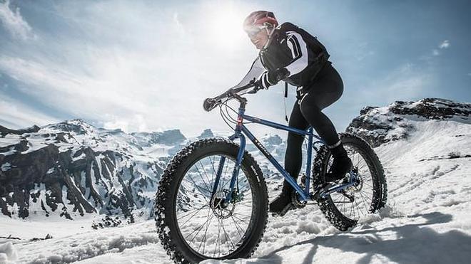 Un corredor de la Snow Epic, montado en su Fat Bike