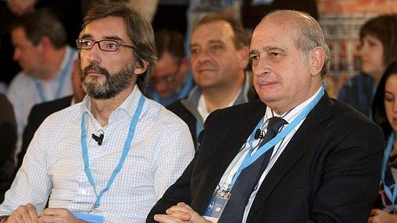 El ministro de Interior, Jorge Fernández Díaz (d), junto al secretario de Derechos y Libertades del PP, Iñaki Oyarzábal. 