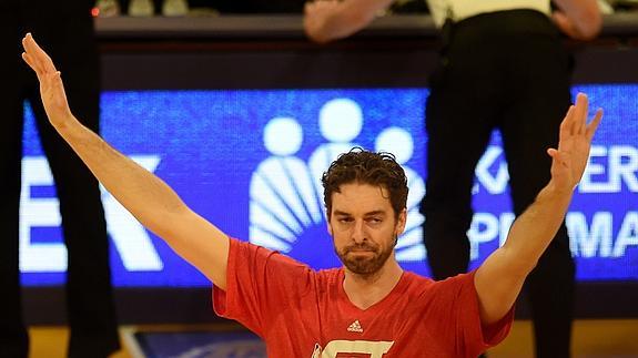 Pau Gasol recibió un homenaje por parte de los Lakers en su regreso al Staples Center. 