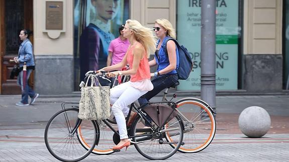 Dos ciclistas, en plena ciudad 