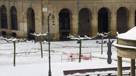 La Plaza del Castillo de Pamplona, cubierta de nieve. 