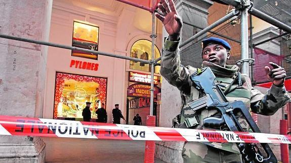 Un soldado protege la zona atacada en Niza.