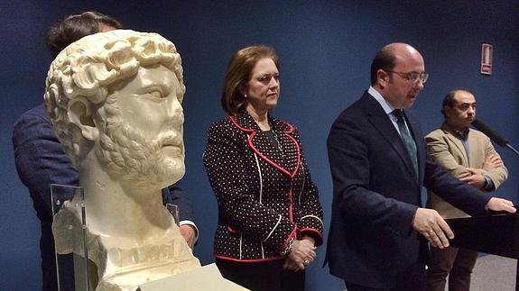El consejero Sánchez presenta el busto hallado en Yecla. 