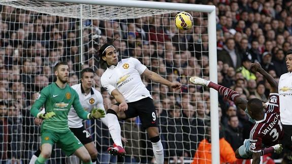 Radamel Falcao (c) despeja un remate de Enner Valencia (d). 