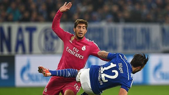 Lucas Silva comete una falta sobre Höger al borde del área. 