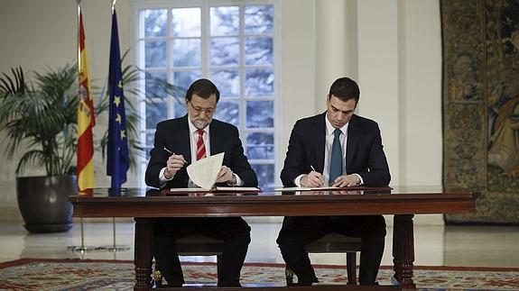 Rajoy y Sánchez firman el pacto en La Moncloa a principios de febrero. 