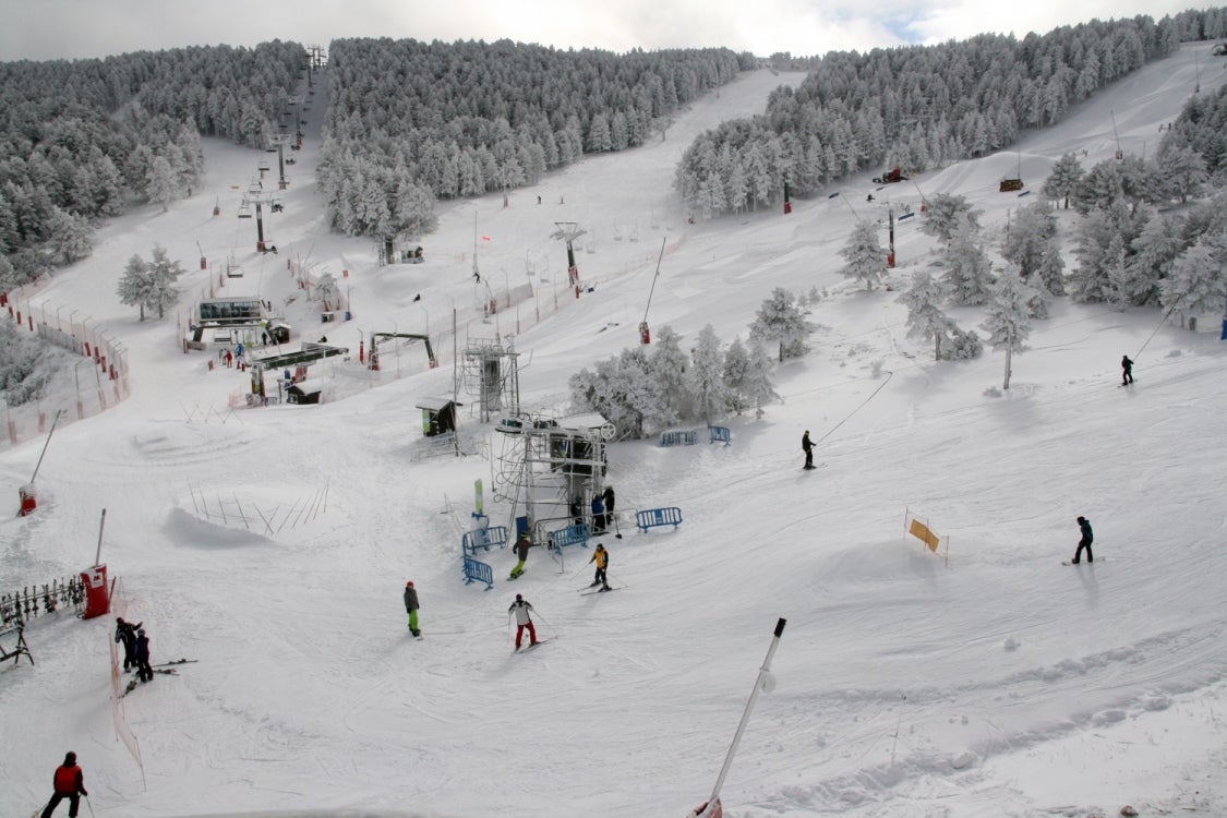 Esquiadores se divierten sobre la nieve de Valdelinares