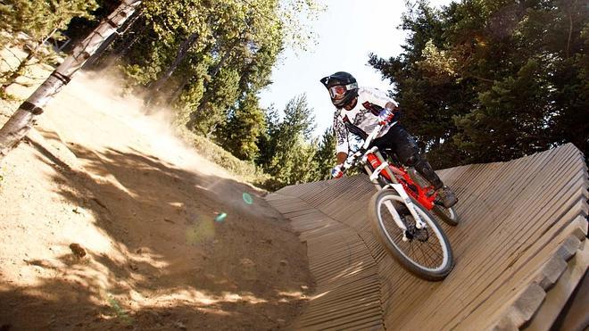 Un ciclista se desplaza por el Bike Park de Vallnord