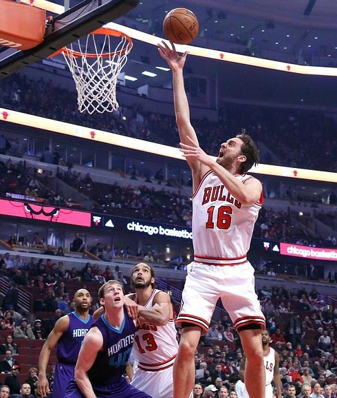 Pau Gasol atrapa un rebote. 