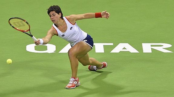 Carla Suárez golpea la pelota. 