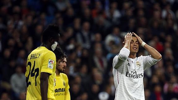 Cristiano Ronaldo lamenta una ocasión fallada.  Reuters