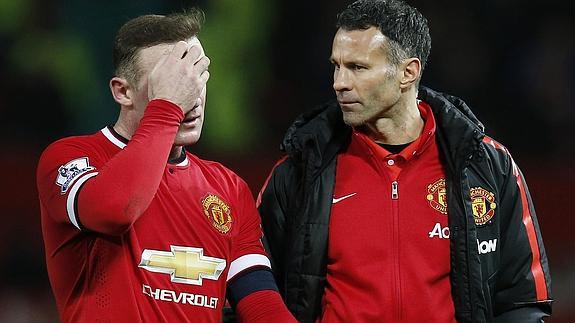 Rooney (i) y Giggs abandonan el campo. 