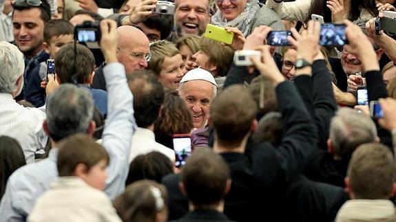 El Papa, entre los miembros del Camino Neocatecumenal.