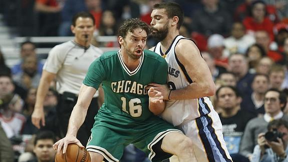 Pau y Marc Gasol, durante el partido. 