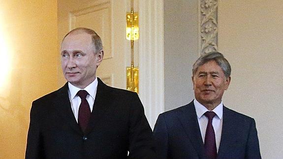 Vladimir Putin, junto al presidente kirguís, Almazbek Atambayev. 