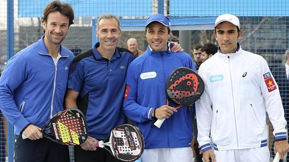 Fernando Belasteguín (2d) y Pablo Lima (d) junto a Carlos Moyá (i) y Álex Corretja (2i). 