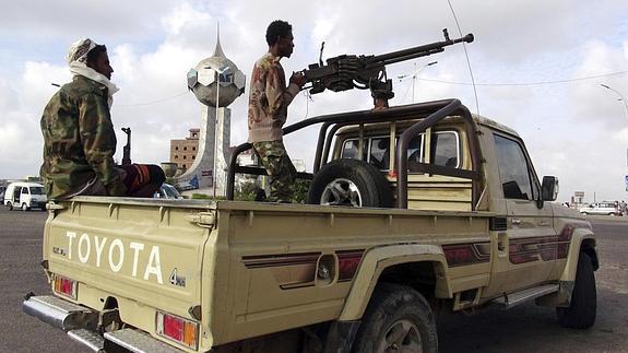 Combatientes de una milicia tribal leal al presidente Hadi patrullan por la ciudad de Adén. 