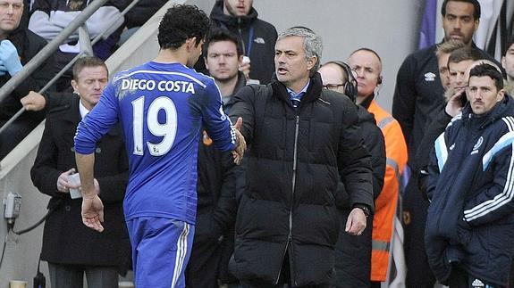 Diego Costa da la mano a su entrenador al marcharse lesionado. 