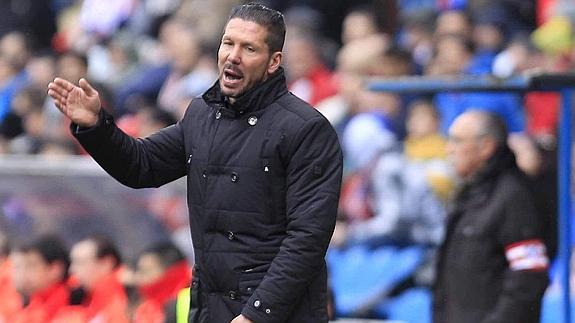 Simeone da instrucciones. 