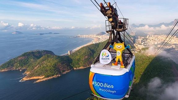 La mascota Vinicius  celebra los 500 dias que faltan para el inicio de los juegos olimpicos Rio 2016. 