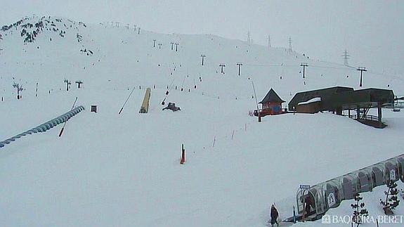 Grandes espesores de nieve cubren las pistas en el Valle de Arán